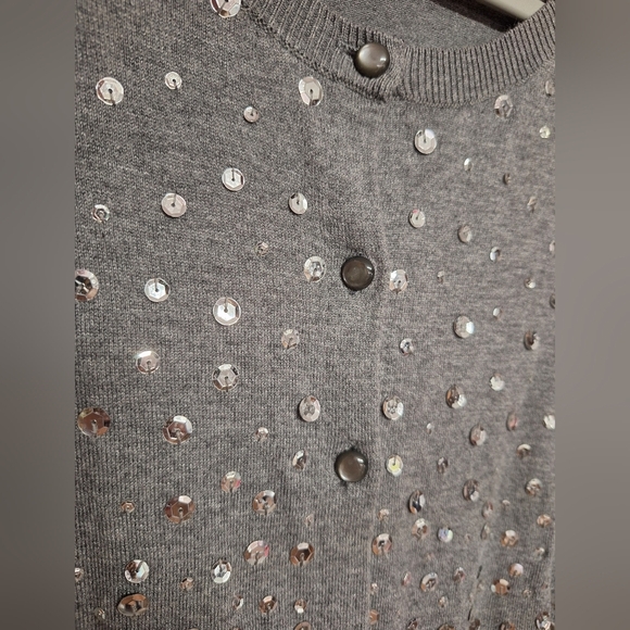 APT.9 GRAY BUTTON DOWN SWEATER SIZE MEDIUM - Picture 2 of 4